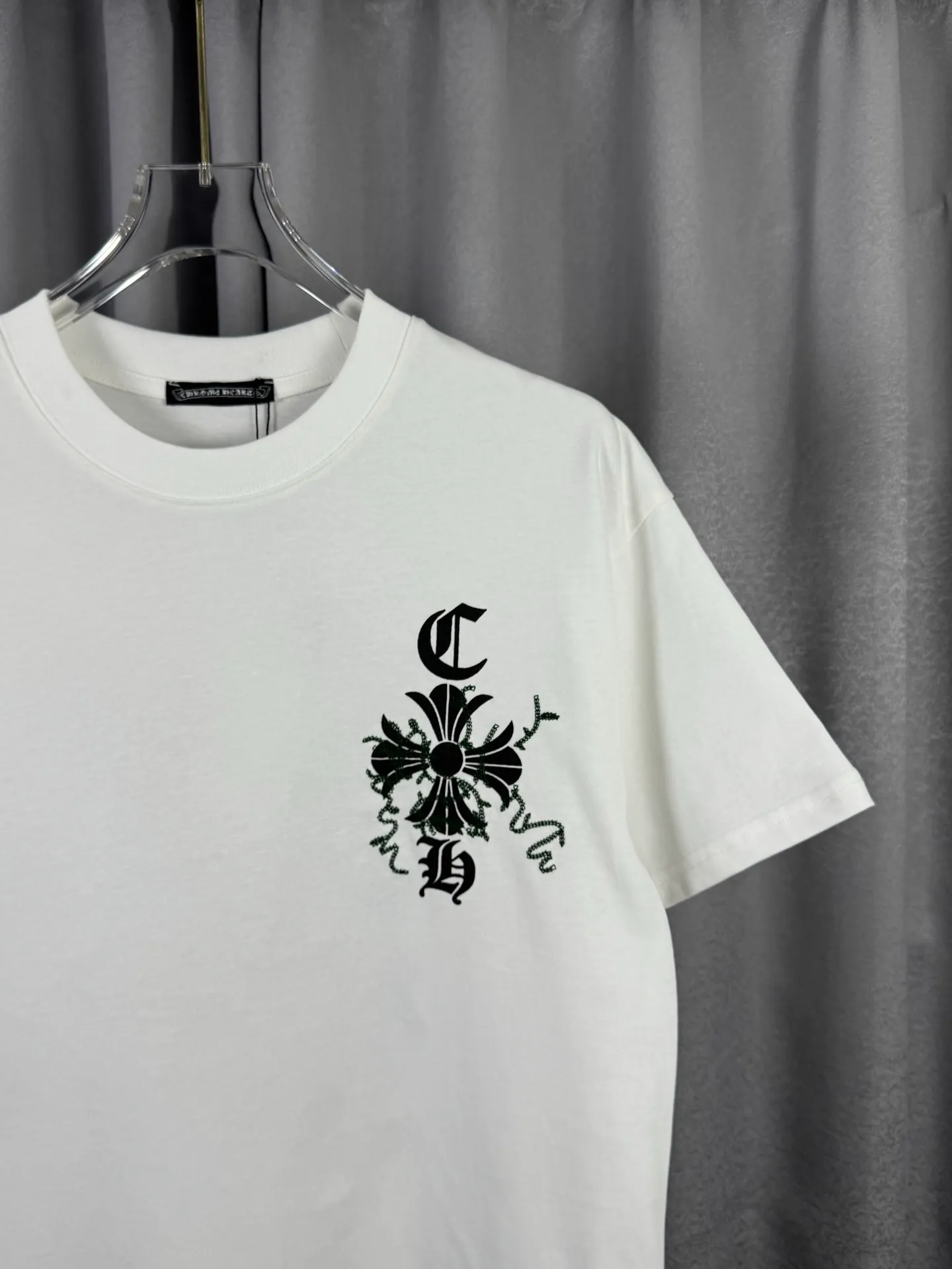 [ ] CH 2026SS logo T ， ， 。 logo ， Classic ， . Same Style。 𝐂𝐎𝐋𝐎𝐔𝐑：White Black 𝐒𝐈𝐙𝐄: S-XL